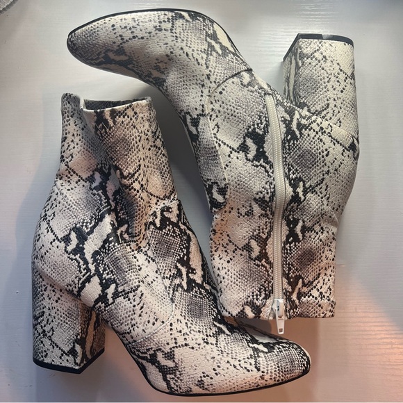 Steve Madden Black and White Ankle Booties with Chunky Heel - Picture 3 of 4